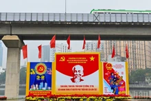 Conjuntos de carteles sobre la jornada de elecciones generales engalanan plazas, glorietas y espacios públicos de concentración masiva.