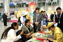 Un evento publicitario sobre la cultura vietnamita entre turistas internacionales. (Foto: VNA)