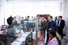 El secretario del Comité del Partido en Lai Chau, Le Minh Ngan, inspecciona el funcionamiento del modelo de gobierno local de dos niveles en la provincia. (Foto: VNA)