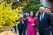 El presidente del Consejo Europeo, António Costa, visita el Templo de la Literatura en Hanói. (Foto: Nhan Dan)