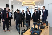 El viceprimer ministro vietnamita Nguyen Chi Dung visita el grupo Bosch en Stuttgart, en Alemania. (Foto: VNA)