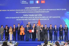 El viceprimer ministro Ho Duc Phoc y el comisario europeo de Asociaciones Internacionales, Jozef Síkela, presencian la firma de un acuerdo de préstamo entre la Agencia Francesa de Desarrollo y el Grupo de Electricidad de Vietnam para el proyecto de construcción de la central hidroeléctrica de bombeo de Bac Ai. (Foto: VNA)