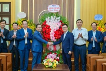 El presidente-editor del periódico Nhan Dan (Pueblo), Le Quoc Minh, recibe a una delegación de la Agencia Vietnamita de Noticias.