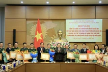 El presidente de la Asamblea Nacional de Vietnam, Tran Thanh Man, entrega certificados de mérito a los merecedores. (Foto: VNA)