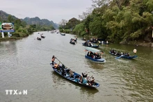 Festival de la Pagoda Huong: El arroyo Yen rebosa de barcos que transportan visitantes para celebrar la Fiesta de la Primavera. (Foto: VNA)