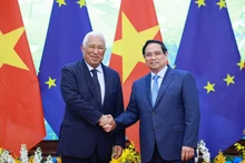 El primer ministro de Vietnam, Pham Minh Chinh (derecha), y el presidente del Consejo Europeo, António Costa. (Foto: VNA)