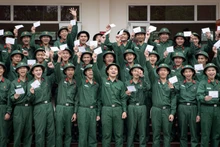 Los nuevos reclutas del Pelotón 14 de la Compañía 15 (Batallón 4, Brigada 144, Estado Mayor General del Ejército Popular de Vietnam), regocijados al sostener sus papeletas de votación para las próximas elecciones generales.