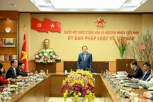 El presidente de la Asamblea Nacional de Vietnam, Tran Thanh Man, se reúne con la Comisión de Asuntos Judiciales y Jurídicos de ese máximo órgano legislativo.