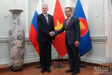 El embajador vietnamita en Rusia, Dang Minh Khoi (derecha), se reúne con Evgeny Grigoriev, presidente del Comité de Relaciones Exteriores de la ciudad de San Petersburgo (Foto: Nhan Dan)