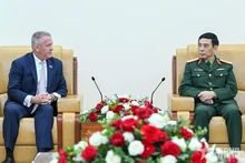 El ministro de Defensa de Vietnam, general Phan Van Giang (derecha), recibe al secretario de Estado adjunto para Asuntos de Asia Oriental y el Pacífico de Estados Unidos, Michael DeSombre. (Foto: qdnd.vn)