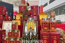 Productos farmacéuticos OCOP de la Cooperativa de Agricultura y Hierbas Medicinales de Alta Tecnología Sukova en la feria. (Foto: VNA)