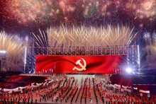 Un espectáculo de fuegos artificiales a gran escala, descrito como una sinfonía majestuosa, celebró el éxito del XIV Congreso Nacional del Partido Comunista de Vietnam en la noche del 23 de enero de 2026. (Foto: VNA)