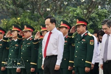 Dirigentes de Ciudad Ho Chi Minh rinden homenaje a los héroes caídos por la Patria. (Foto: VNA)