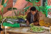 El espacio del artista Nguyen Van Tuyen destaca por sus esculturas hechas con frutas y verduras, seleccionadas cuidadosamente de diversas regiones para garantizar frescura y colores naturales. (Foto: VNA)