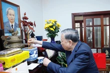 El secretario general del Partido Comunista de Vietnam, To Lam, rinde homenaje al difunto premier Pham Van Dong. (Foto: VNA)