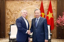 El secretario general del Partido Comunista de Vietnam, To Lam (derecha), recibe al secretario de Estado adjunto para Asuntos de Asia Oriental y el Pacífico de Estados Unidos, Michael DeSombre. (Foto: VNA)