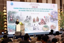 Nguyen Thi Hoai An, subdirectora del Servicio de Cultura, Deportes y Turismo de Da Nang, anuncia los programas de promoción turística de la urbe. (Foto: VNA)