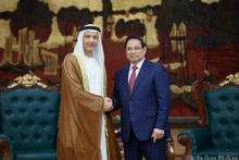 El primer ministro de Vietnam, Pham Minh Chinh, y el embajador de los Emiratos Árabes Unidos en el país, Bader Almatrooshi.