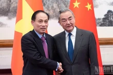El ministro de Relaciones Exteriores vietnamita, Le Hoai Trung (izquierda), se reúne con su homólogo chino, Wang Yi. (Foto: Nhan Dan)