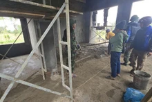 Las fuerzas competentes construyen viviendas para las personas afectadas por desastres naturales. (Foto: VNA)