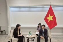 El ministro de Finanzas, Nguyen Van Thang, se reúne con Robin Colwell, vicepresidenta sénior de Asuntos Gubernamentales Globales de Intel. (Foto: mof.gov.vn)