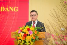 Le Quoc Minh, miembro del Comité Central del Partido Comunista de Vietnam (PCV), miembro de la Junta Permanente del Comité del PCV de las agencias centrales del Partido, secretario del Comité del PCV y presidente-editor del periódico Nhan Dan, subjefe de la Comisión de Propaganda y Movilización de Masas del Comité Central del PCV y titular de la Asociación de Periodistas del país, en su intervención. (Foto: Nhan Dan)