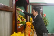 El presidente Luong Cuong coloca inciensos en homenaje al Presidente Ho Chi Minh en la Casa 67, ubicada en la Zona de Reliquias dedicadas al líder revolucionario en el Palacio Presidencial. (Foto: Nhan Dan)
