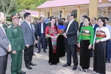 El vicepresidente de la Asamblea Nacional de Vietnam Tran Quang Phuong inspecciona las condiciones de atención a los votantes en el colegio electoral 10, en la aldea de Tan Thanh, en la comuna de Pu Luong. (Foto: Nhan Dan)