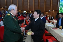 El presidente Luong Cuong felicita por el Tet a veteranos de guerra en Lao Cai. (Foto: Nhan Dan)