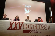 El secretario general del Partido Comunista Suizo, Massimiliano Ay (centro), en un Congreso de la organización. (Foto: VNA)