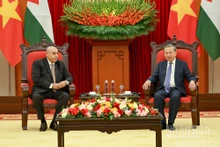 El secretario general del Partido Comunista de Vietnam, To Lam, conversa con el presidente de la Cámara de Representantes de Jordania, Mazen Turki El Qadi. (Foto: Nhan Dan)