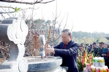 El secretario general del Partido Comunista de Vietnam, To Lam, coloca inciensos en homenaje al Presidente Ho Chi Minh en el templo de Chung Son. (Foto: VNA)