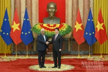 El presidente de Vietnam, Luong Cuong (derecha), recibe al titular del Consejo Europeo, António Costa. (Foto: Nhan Dan)