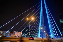 El aspecto vibrante y moderno de Ciudad Ho Chi Minh por la noche. (Foto: Nhan Dan)