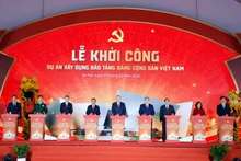 El secretario general del Partido Comunista de Vietnam, To Lam, y el primer ministro del país, Pham Minh Chinh, junto con otros delegados, en el evento. (Foto: VNA)