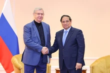 El primer ministro de Vietnam, Pham Minh Chinh, y Vladimir Petrovich Evtushenkov, presidente de AFK Sistema. (Foto: VGP)