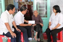 Las autoridades del distrito de Phu Loi, en Ciudad Ho Chi Minh, entregan obsequios a los beneficiarios en sus hogares. (Foto: VNA)
