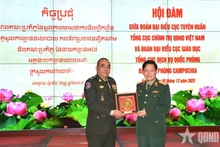 El teniente general Nguyen Van Duc, jefe del Departamento de Propaganda y Entrenamiento de la Dirección General de Política del Ejército Popular de Vietnam, recibe al teniente general Chan Saroeun, director del Departamento de Educación de la Dirección General de Servicios de Defensa del Ministerio de Defensa de Camboya.