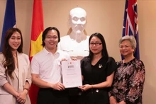 La cónsul general de Vietnam en Australia Occidental y el Territorio del Norte, Nguyen Thanh Ha, entrega certificados de mérito a representantes de estudiantes y voluntarios que contribuyeron de manera destacada a la organización del evento Primavera de la Patria 2025. (Foto: VNA)