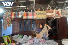 Oficio de tejido de brocado de la etnia Cham a orillas del río Hau