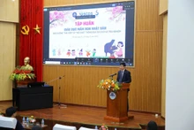 El profesor asociado y doctor Nguyen Van Hien, presidente del Consejo de la Universidad Pedagógica de Hanói habla en la cita.