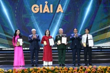 [Foto] Premier vietnamita asiste a ceremonia de entrega de Premio Nacional de Periodismo sobre lucha contra corrupción, despilfarro y fenómenos negativos