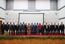 Los delegados de la conferencia toman una foto de recuerdo. (Foto: VNA)