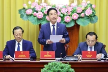 El subjefe de la Oficina Presidencial, Pham Thanh Ha, preside la conferencia de prensa. (Foto: VNA)