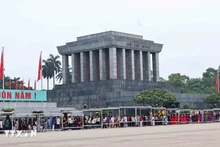 Visitantes hacen cola para rendir homenaje al Presidente Ho Chi Minh en el mausoleo (Foto: VNA)