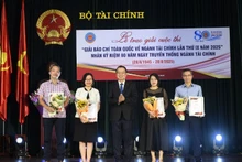 El periódico Nhan Dan recibe el premio A con el trabajo “Mejora del mercado de valores vietnamita: Del compromiso a la implementación". (Foto: Hoai Phuong)