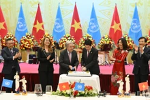 El presidente de Vietnam, Luong Cuong, y el secretario general de la ONU, António Guterres, cortan un pastel para celebrar el 80º aniversario de la mayor organización mundial. (Foto: Nhan Dan)