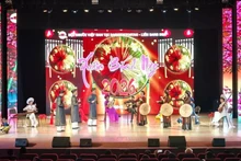 En la ciudad rusa de Ufa, la Asociación local de vietnamitas celebró el Tet con un vibrante evento cultural que reunió a unos 400 participantes. (Foto: VNA)