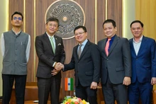 El presidente editor de Nhan Dan, Le Quoc Minh, y el embajador de la India en Hanói, Tshering W. Sherpa. (Foto: Bao Long)