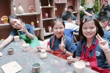 Estudiantes experimentan la elaboración de productos cerámicos en la aldea de Bat Trang.